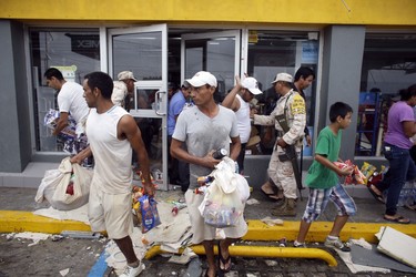 Mexico to airlift tourists after Hurricane Odile