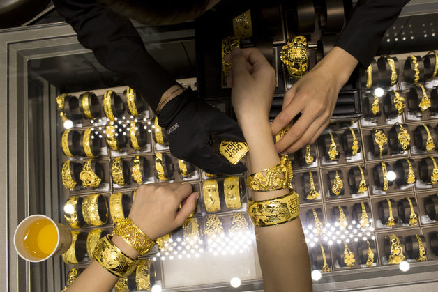 Gold Losing to Dollar as Global Haven With Low Inflation
