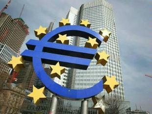 Draghi Loses War for Growth With Euro Beating Peers: Currencies
