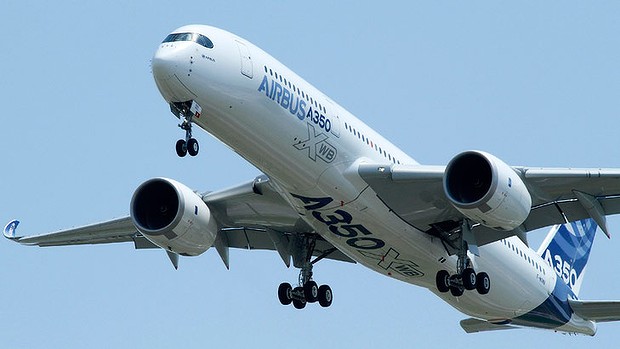 Insight – Elbows fly in Airbus and Boeing battle over mini-jumbos