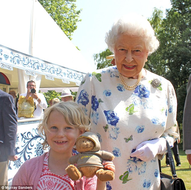 She's blooming lovely! Queen wears beautiful flower print dress for tour of …