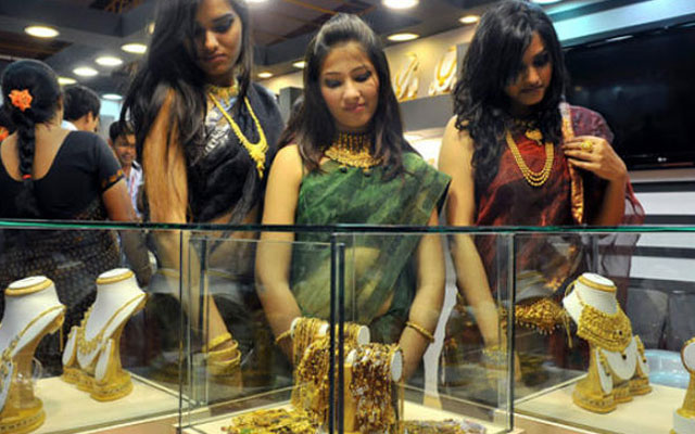 Gold, silver extend losses on sustained selling