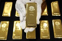 PRECIOUS-Gold heads for second week of gains on Fed reassurance