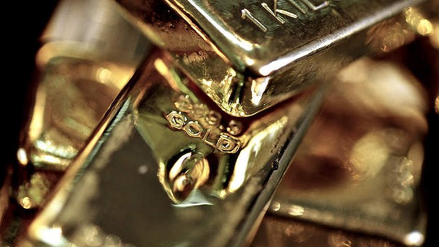 Gold Swings Near One-Month High as Price Rally May Hurt Demand