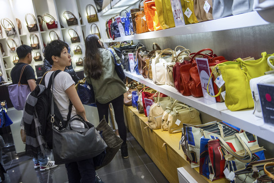 In Paris, Chinese Shopping-Tour Buses Go Out of Fashion