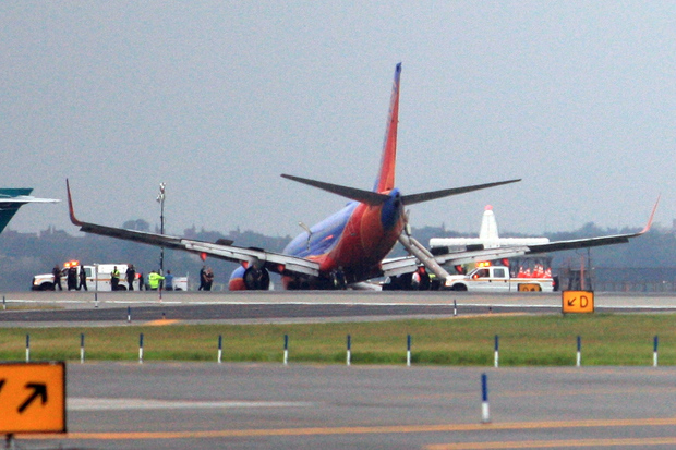 NTSB investigates Boeing 737 landing gear collapse