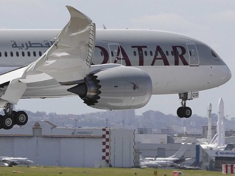 Qatar grounds a 787 as glitches pile up on Boeing jet