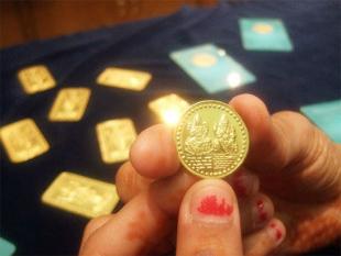 PRECIOUS-Gold slips after 3-week gain, Fed meeting eyed