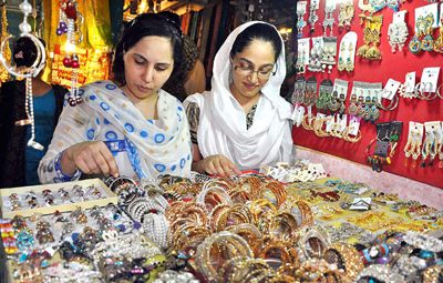 Eid shopping gains pace in Peshawar