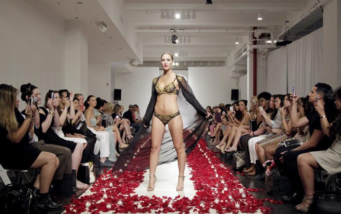 Lingerie Fashion Week: 24k Gold lingerie [PHOTOS]