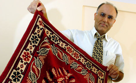 Turkish man takes pain out of praying