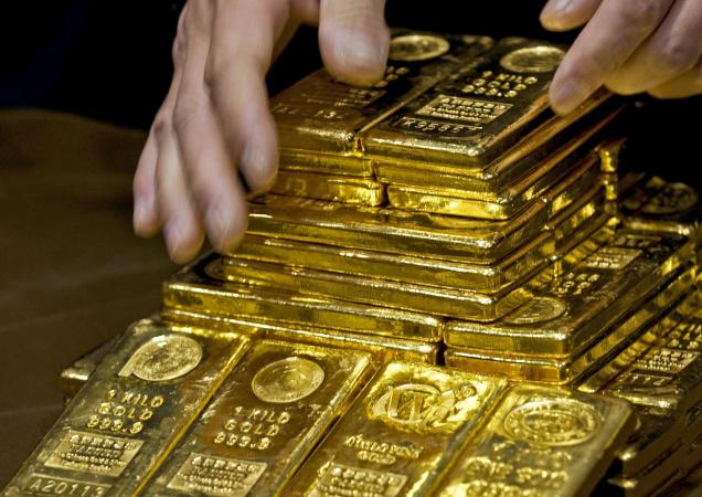 Gold, silver extend losses on weak global cues