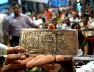 Gold, silver decline in listless trade