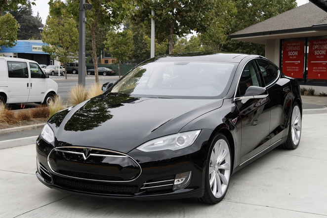 Tesla Model S grabs 8.4% of large luxury car market in first half of 2013