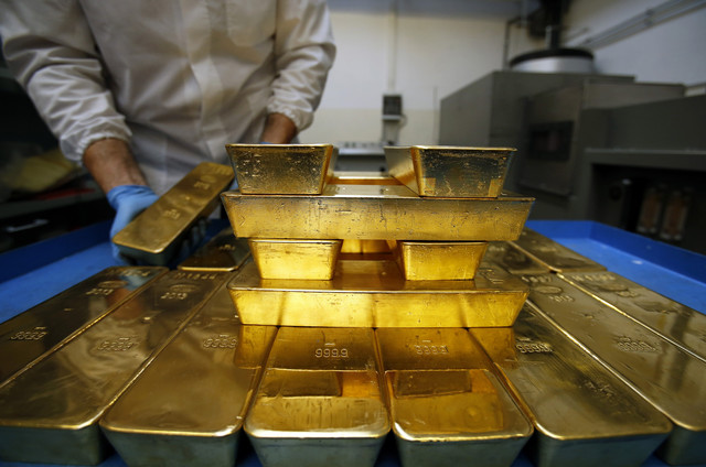 Gold ends higher, silver pushes above $21