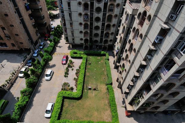 Realty paradox: home prices up, stocks slide