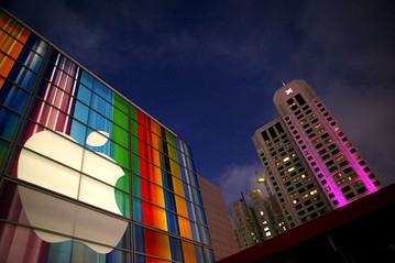 Billionaire's two tweets boost Apple shares