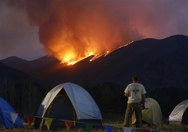 Homeowners, tourists flee Sun Valley resort region as massive wildfire approaches