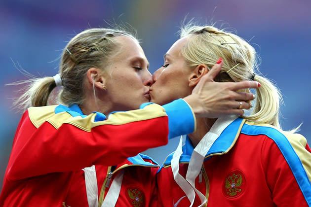 Russian gold medalists kiss on medal stand at world championships to protest …