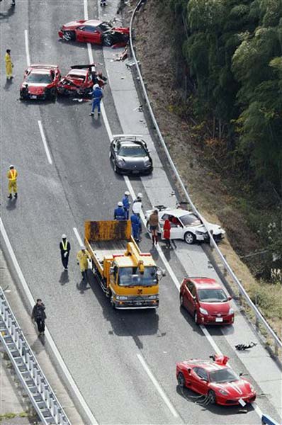 8 Ferraris crash in Japan