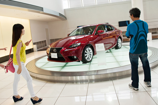 Toyota opens Tokyo luxury store to boost Lexus sales