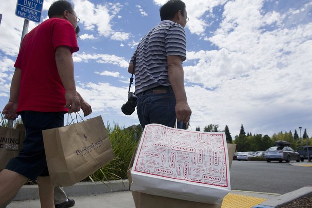 California outlet malls lure Chinese bargain hunters