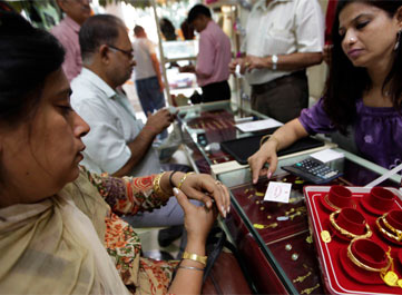 Gold, silver extend losses on sustained selling, global cues