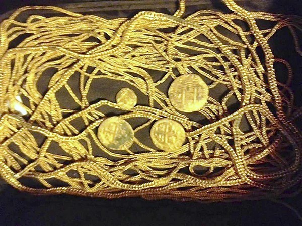 Florida family uncovers $300K in Spanish gold