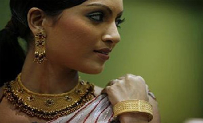 Gold recovers by Rs 440 on low-level buying