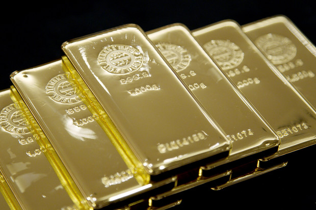 Gold closes higher, pares its loss for the week