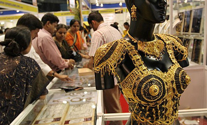 Gold tumbles by Rs 625 on sluggish demand, global cues