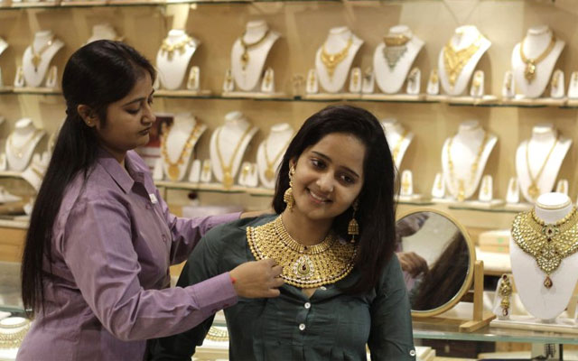 Gold demand improves as drop in price lures jewellers