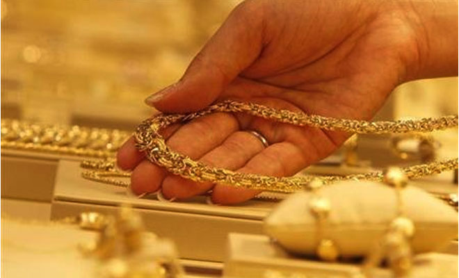 Gold falls for fifth day on weak demand, global cues