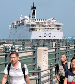 Chinese cruise ship still stranded in South Korea amid dispute