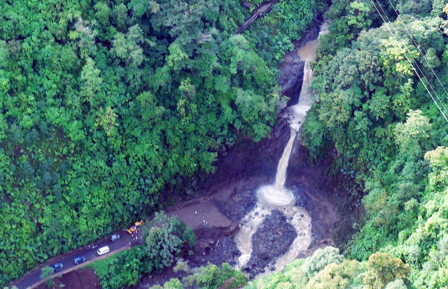 Washed-out bridge at Costa Rica's La Paz Waterfall to be replaced by another …