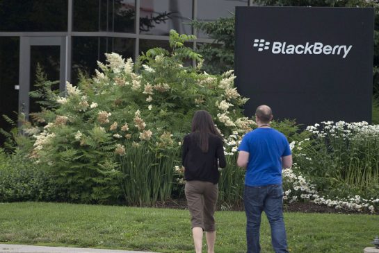 Blackberry warns of near-$1 billion loss this quarter