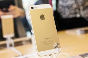 Apple strikes gold with iPhone 5s (Gold)