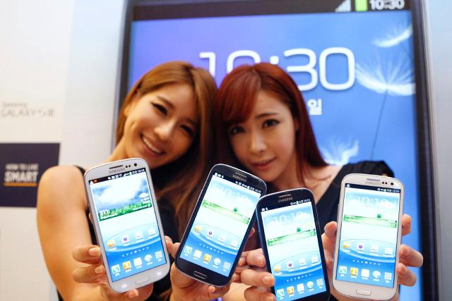 Samsung to launch first smartphone with curved display