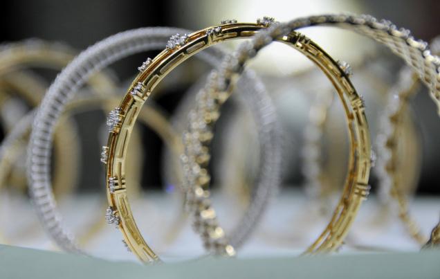 Gold scales one week high on firm demand