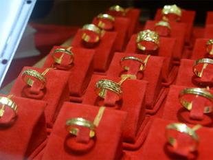Gold prices climb by Rs 200 on rising demand
