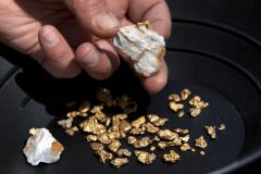 PRECIOUS-Gold in sight of best quarter in a year, outlook weak