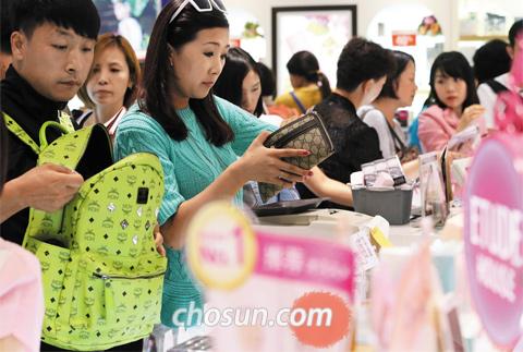 Chinese Tourists Save on Hotels to Facilitate Shopping Sprees