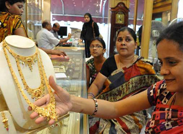 Gold price dips below Rs 29500; plunges over Rs 700