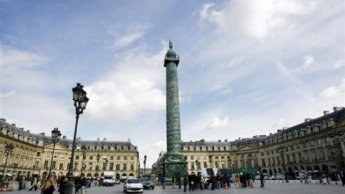 Axe-wielding gang rob luxury Parisian jeweller