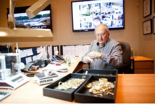Gold bugs look elsewhere as metal fades in value