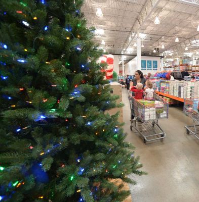 Retailers worry government shutdown may affect holiday spending