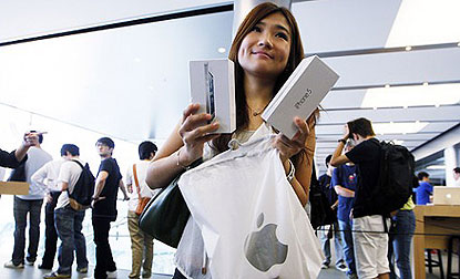 Jobs Right as Apple Customers Prefer 5s to Cheaper IPhone