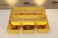 Gold drops as dollar gains on expectations for end of Fed stimulus