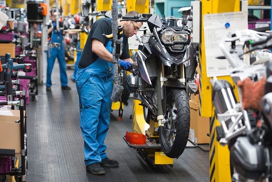 GLOBAL ECONOMY-US factories rebound, but Europe, China falter