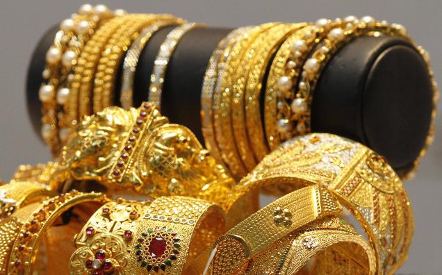 Gold plummets Rs. 500 on profit-selling